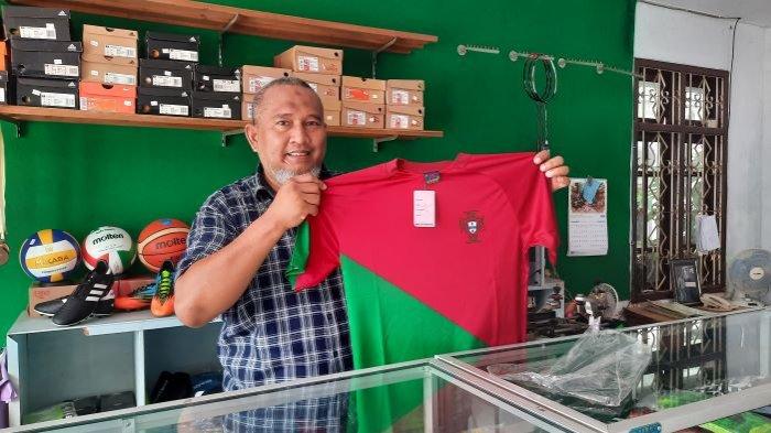 Pemilik toko Duta Sport Pangkalan Bun Erwin, menunjukkan Jersey Portugal. Menjelang pembukaan gelaran Piala Dunia 2022, kemeriahan atau uforia turnamen empat tahunan tersebut belum terasa di Kota Manis Pangkalan Bun, Kabupaten Kotawaringin Barat (Kobar), Provinsi Kalimantan Tengah.
Â