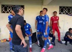 CEO PSIS Semarang Yoyok Sukawi (kiri) menemui Damas Damar Jati yang sering di-bully oleh suporter.