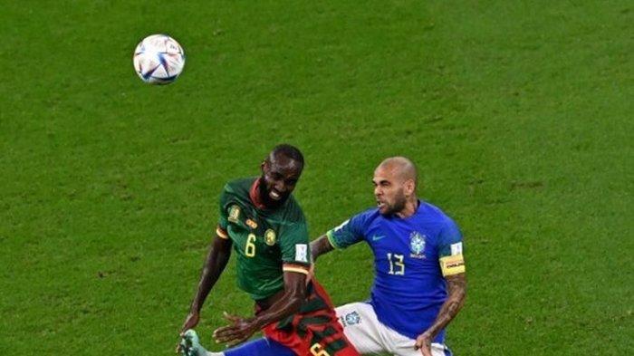 Pemain senior Timnas Brasil Dani Alves (jersey biru) duel berebut bola dengan pemain Kamerun di Piala Dunia, Sabtu (3/12/2022) dinihari WIB.