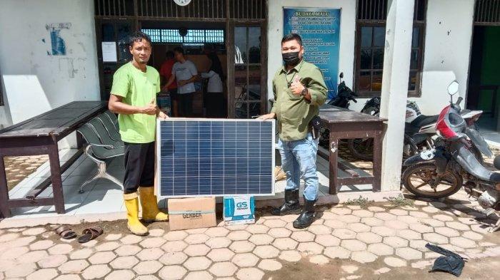 Penyerahan bantuan 3.000 bibit ikan lele, 2 set kolam bioflok, pakan ikan dan 1 set unit solar cell dari PT GSDI-GSYM kepada UMKM Baru di Desa Nanga Mua, Kotawaringin Barat, Kalteng, Rabu (22/6/2022).