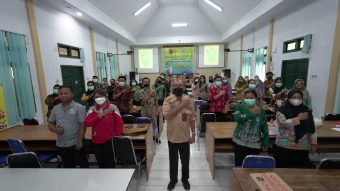 Kepala Dinkes Kobar Achmad Rois bersama peserta Sosialisasi dan Workshop Dashboard Stimunsa, Sabtu (26/11/2022).