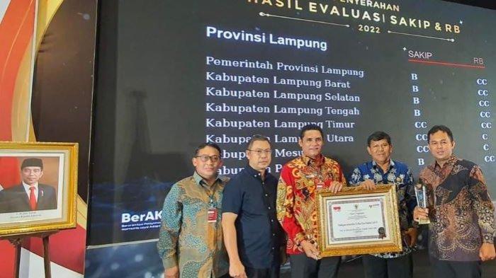 Pj Bupati Kobar Anang Dirjo saat menerima piagam penghargaan Inovasi Pembiayaan Infrastruktur Pemkab Kobar Raih Penghargaan Dari Kementerian PANRB.