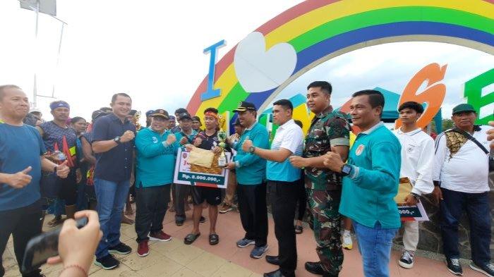 Plt Sekda Kobar Juni Gultom (tengah) didampingi unsur Forkompinda Kobar melakukan foto bersama dengan peraih Juara lomba dayung HUT Kobar ke 63.