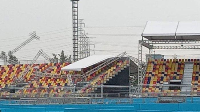 Atap tribun penonton di arena sirkuit Formula E Jakarta, di Jakarta International E-Prix Cricuit (JIEC) Ancol, Jakarta roboh diterjang angin kencang.
