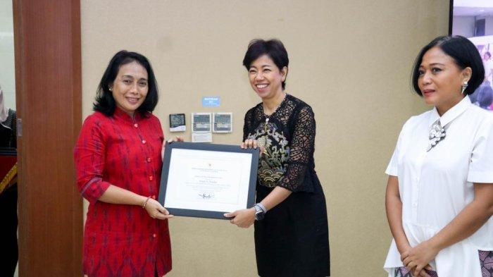 Chair G20 EMPOWER Presidensi Indonesia, Yessie D Yosetya (tengah) bersama Co-Chair G20 EMPOWER Presidensi Indonesia, Rinawati Prihatiningsih (kanan) menerima apresiasi dari Menteri Pemberdayaan Perempuan dan Perlindungan Anak (KPPPA) Republik Indonesia, Bintang Puspayoga (kiri) di Jakarta, Rabu (11/1/2023). Pemerintah mengapresiasi kerja keras chair, co-chair, anggota delegasi, advocate, knowledge partner, lembaga internasional, masyarakat sipil, lembaga pemerintah, dan stakeholder terkait lainnya yang telah memberikan dukungan dan kontribusi pada G20 EMPOWER. Ada sebanyak lebih dari 100 penghargaan yang diberikan kepada 61 advocates, 15 sponsor, dan 25 komite.