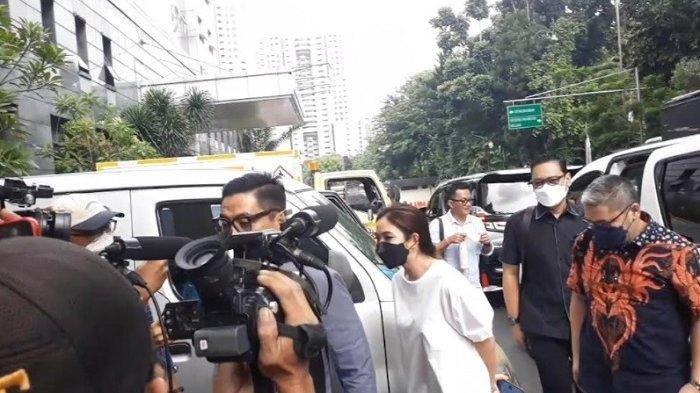 Gisella Anastasia alias Gisel memenuhi panggilan penyidik Polda Metro Jaya untuk menjalani pemeriksaan kasus video syur 19 detik dirinya bareng Nobu, Jumat (10/12/2021).