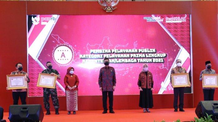 Menteri Hukum dan HAM, Yasonna H Laoly menerima penghargaan sebagai Pembina Pelayanan Publik predikat A atau Pelayanan Prima dari Kementerian Pendayagunaan Aparatur Negara dan Reformasi Birokrasi (PANRB) di Jakarta, Selasa (8/3/2022). Penghargaan diterima Sekretaris Jenderal Kemenkumham, Komjen Pol Andap Budhi Revianto mewakili Menkumham.