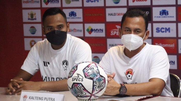 Eko Tamamie (kanan) pelatih Kalteng Putra