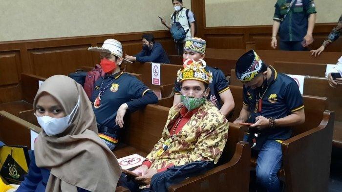 Ketua Umum LBH MADN Jaelani Christo memantau jalannya sidang 'jin buang anak' dengan terdakwa Edy Mulyadi, Selasa (31/5/2022).