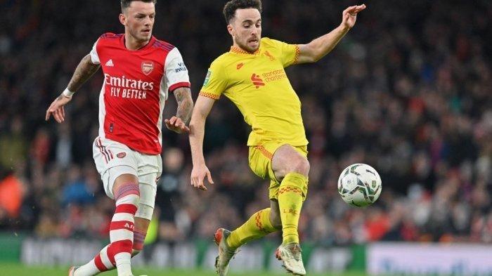 Bintang baru Liverpool, Diogo Jota (kanan) melewati adangan pemain Arsenal dalam semifinal Carabao Cup, Jumat (21/1/2022) dini hari.