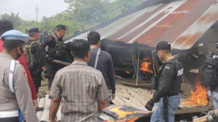 Salah satu tempat yang diduga menjadi markas sindikat peredaran narkoba di kawasan Kampung Ponton dirubuhkan dan dibakar oleh polisi, Sabtu (3/12/2022).