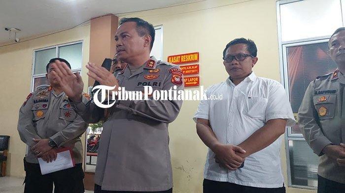 Kapolda Kalbar saat memberikan keterangan pers terkait seorang warga yang meninggal dunia akibat pistol anggota satlantas Polresta Pontianak meletus saat dibersihkan di Pos Polisi Simpang 4 Garuda. Rabu 2 November 2022.