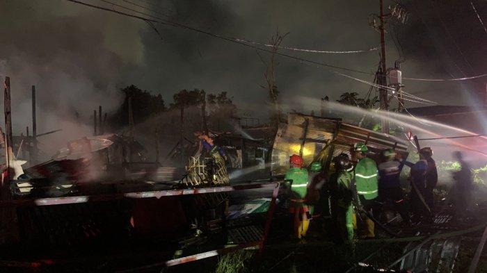 Petugas masih berjibaku memadamkan api di lokasi
Kebakaran 3 bangunan semi permanen di Jalan Junjung Buih, Kota Palangkaraya, Kalimantan Tengah, Kamis (1/12/2022).