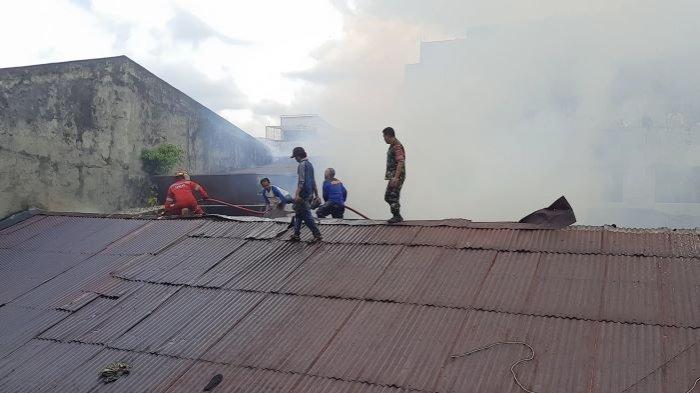 Kebakaran di Kobar, tujuh Kios di Komplek Pasar Indra Kencana Pangkalan Bun, hangus diterbakar, Selasa (13/12/2022).