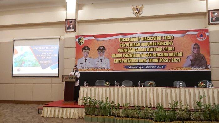 Sekda Palangkaraya Hera Nugrahayu memberikan sambutan pada FGD penyusunan dokumen rencana penanggulangan bencana oleh BPBD Palangkaraya, di Ballroom Hotel Luwansa, Rabu (7/12/2022).