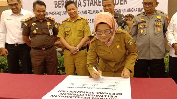 Sekda Palangkaraya, Hera Nugrahayu saat menandatangani komitmen Keselamatan Ketenagalistrikan yang digelar PLN di Hotel Best Western, Senin (5/12/2022).