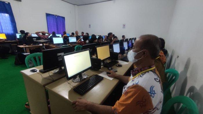 Guru honorer saat mengikuti seleksi PPPK, meski sempat mengalami gangguan server, ujian kembali digelar hari ini, beberapa minggu lalu.