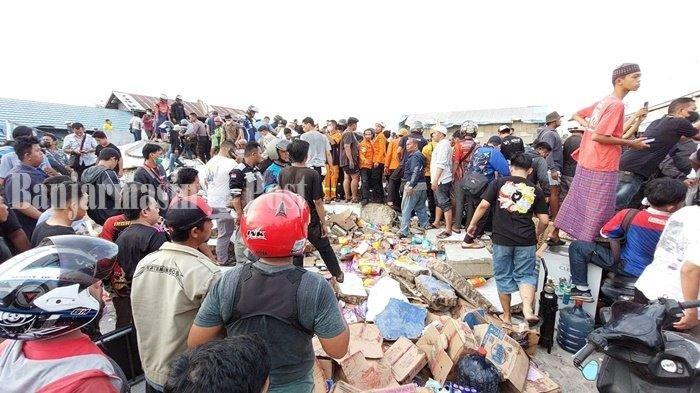 Suasana evakuasi korban di reruntuhan Toko Alfamart Jalan A Yani Km 14, Gambut, Kabupaten Banjar, Provinsi Kalimantan Selatan, Senin (18/4/2022) petang.