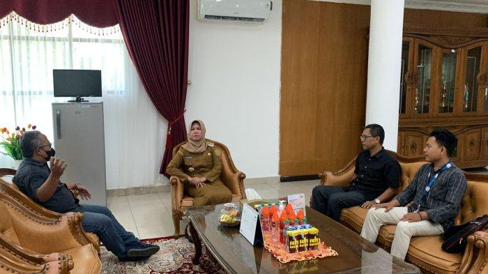 Perbincangan serius tetapi santai antara Pj Bupati Barito Selatan, Lisda Arriyana dengan tim Tribunkalteng.com, Senin (28/11/2022).