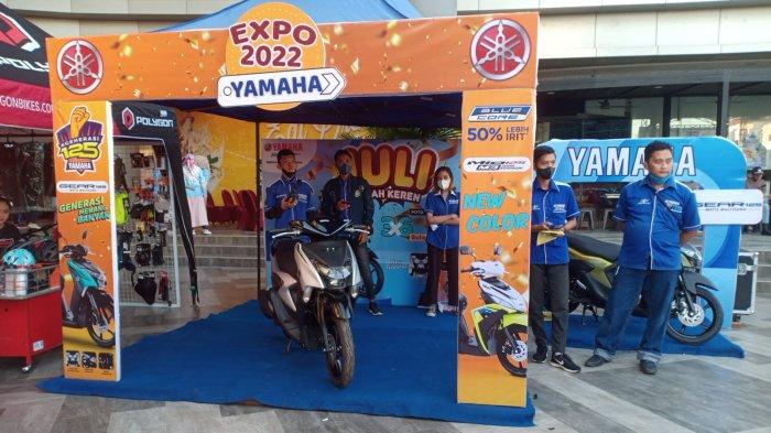 Memeriahkan anniversary ke-16 Duta Mall Banjarmasin, Yamaha membuka booth dengan menawarkan berbagai promo menarik serta berpartisipasi dalam fun walk dengan memberikan hadiah doorprize satu unit Yamaha Gear, Minggu (24/7/2022)