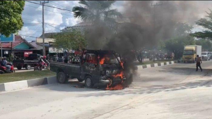 Mobil Terbakar di Palangkaraya, Mobil Pikap terbakar saat berada di tengah Jalan G Obos. Dua mobil terbakar Saat Sedang Mengantre Mengisi BBM di SPBU G Obos, Jumat (23/9/2022).