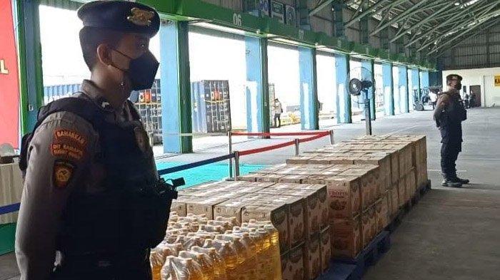 Polisi menjaga ribuan kemasan minyak goreng yang akan dikirim ke luar negeri dari Surabaya, meskipun Presiden Jokowi melarang ekspor minyak goreng dan CPO, Kamis (12/5/2022).