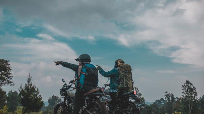 Gianjar Saribanon dan Hedi Rusdian (BBQ Mountain Boys) menggunakan XSR 155 untuk menjalani aktivitas outdoor sebagai bagian dari lifestyle.