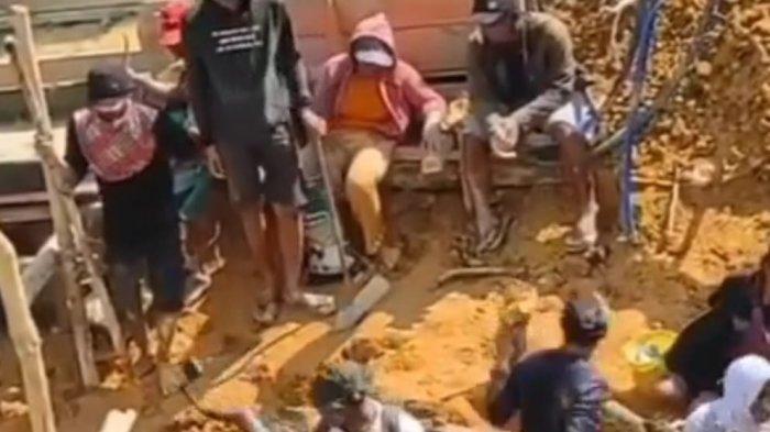 Para pemburu emas menyerbu Desa Sumur Emas Kecamatan Tewah Kabupaten Gunung Mas, Kalimantan Tengah.