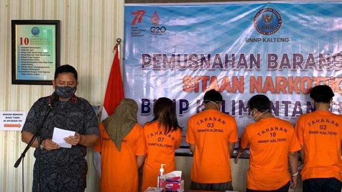 Ratusan Gram Sabu Gagal Beredar di Sampit. Petugas Badan Narkotika Nasional Provinsi atau BNNP Kalimantan Tengah berhasil menangkap para pelaku pengedar narkotika tersebut.Kepala BNNP Kalteng Brigjen Pol Sumirat saat memimpin pemusnahan barang bukti narkotika jenis sabu, di Kanto BNNP Kalteng, Jumat (26/8/2022).