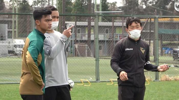 Pratama Arhan (kiri) saat berlatih dengan tim Tokyo Verdy.