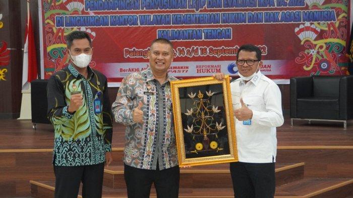 Kepala Kanwil Kemenkumham Kalteng Hendra Ekaputra dan jajaran mendengarkan arahan tentang Pelaksanaan Teknis Pemasyarakatan oleh Sesditjen PAS, Heni Yuwono