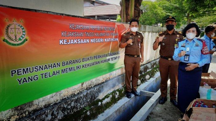Perwakilan Kejari Katingan dan Kepala Rupbasan Kelas 1 Palangkaraya Rita Ribawati melakukan pemusnahan barang rampasan, Senin (4/4/2022).