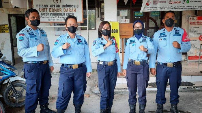 Kepala Subseksi Administrasi dan Pemeliharaan Rupbasan Palangkaraya Genny Marco beserta beberapa pegawai mengikuti kegiatan donor darah gabungan UPT Pemasyarakatan Se-Kota Palangkaraya yang dilaksanakan pada UDD PMI Palangkaraya, Kamis (24/3/2022).