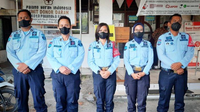 Kepala Subseksi Administrasi dan Pemeliharaan Rupbasan Palangkaraya Genny Marco beserta beberapa pegawai mengikuti kegiatan donor darah gabungan UPT Pemasyarakatan Se-Kota Palangkaraya yang dilaksanakan pada UDD PMI Palangkaraya, Kamis (24/3/2022).