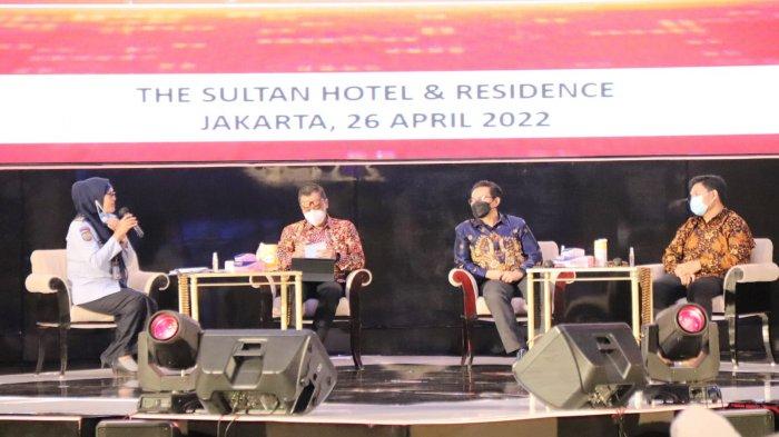Kepala Rupbasan Kelas I Palangkaraya, Rita Ribawati mengikuti kegiatan Rakernis PAS yang diadakan Ditjen Pemasyarakatan Kemenkumham RI secara virtual dari The Sultan Hotel & Residence, Jakarta, Selasa (26/4/2022).