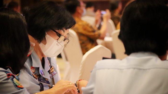 Kepala Rupbasan Kelas I Palangkaraya, Rita Ribawati mengikuti kegiatan Rakernis PAS yang diadakan Ditjen Pemasyarakatan Kemenkumham RI secara virtual dari The Sultan Hotel & Residence, Jakarta, Selasa (26/4/2022).