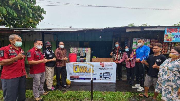 Kepala Rupbasan Kelas 1 Palangkaraya, Rita Ribawati (kemeja hitam) dan kepala UPT Pemasyarakatan se-Kota Palangkaraya menyerahkan bantuan Pemasyarakatan Peduli Usaha Mikro Kecil Menengah untuk memperingati Hari Bhakti Pemasyarakatan, Sabtu (16/4/2022).