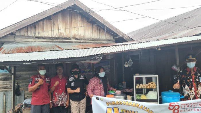 Kepala Rupbasan Kelas 1 Palangkaraya, Rita Ribawati (kemeja hitam) dan kepala UPT Pemasyarakatan se-Kota Palangkaraya menyerahkan bantuan Pemasyarakatan Peduli Usaha Mikro Kecil Menengah untuk memperingati Hari Bhakti Pemasyarakatan, Sabtu (16/4/2022).