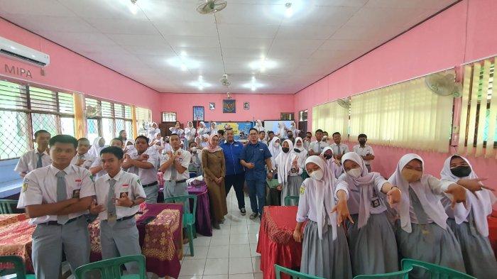 Fazzio Youth Project yang digelar PT Surya Timur Sakti Jatim berlanjut di SMAN 3 Banjarbaru, Selasa (13/9/2022).