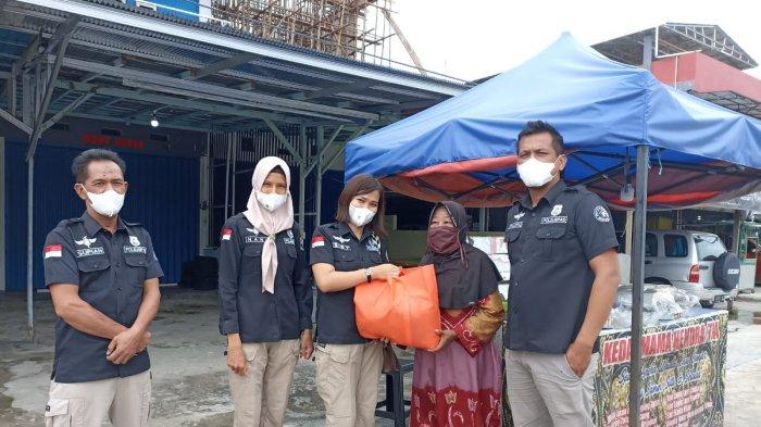 Dipimpin Plh Kepala, Supian Noor, jajaran Rupbasan Kelas I Palangkaraya menggelar bakti sosial untuk warga kurang mampu dan pedagang kecil, Jumat (21/4/2022). Kegiatan ini merupakan rangkaian kegiatan memperingati Hari Bakti Pemasyarakatan ke-58