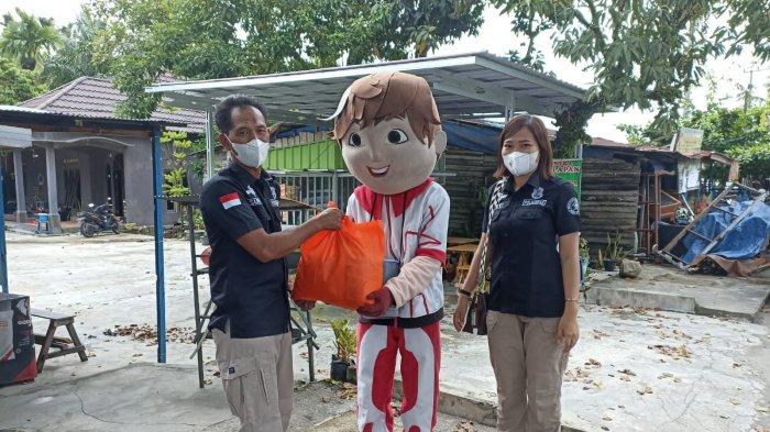 Dipimpin Plh Kepala, Supian Noor, jajaran Rupbasan Kelas I Palangkaraya menggelar bakti sosial untuk warga kurang mampu dan pedagang kecil, Jumat (21/4/2022). Kegiatan ini merupakan rangkaian kegiatan memperingati Hari Bakti Pemasyarakatan ke-58.