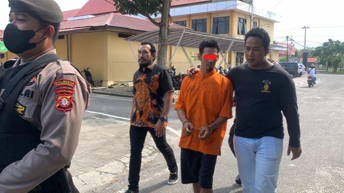 Tersangka penusukan di Jalan Seth Adji, Yani (36) saat digiring oleh petugas kepolisian, Jumat (13/1/2023)