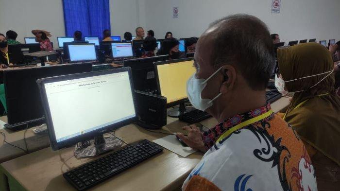 Pengawas penilaian kesesuaian calon PPPK Guru yang terkendala saat akan mengakses situs ujian karena server down.