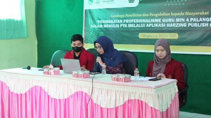 Tim Dosen UMPR saat melaksanakan pelatihan penulisan PTK dan Penggunaan Harzing Publish untuk Guru pada Kamis (23/6/2022).