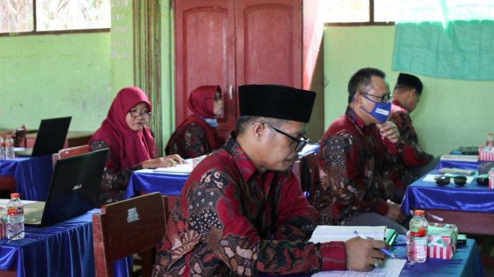 Tim Dosen UMPR saat melaksanakan pelatihan penulisan PTK dan Penggunaan Harzing Publish untuk Guru pada Kamis (23/6/2022).