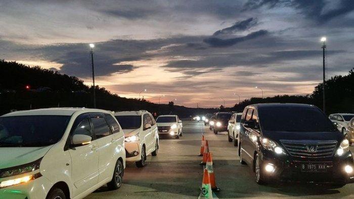Arus Mudik 2022: Suasana kepadatan di Tol Cikampek sehingga diberlakukan sistem ganjil genap dan one way (satu jalur), Kamis (29/4/2022) malam.