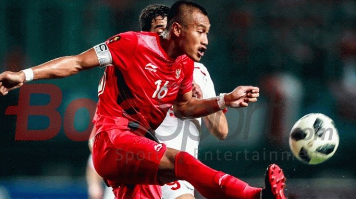 Hansamu Yama mengawal lini pertahanan Indonesia pada laga versus Palestina dalam laga Grup A Asian Games 2018 di Stadion Patriot, 15 Agustus 2018.