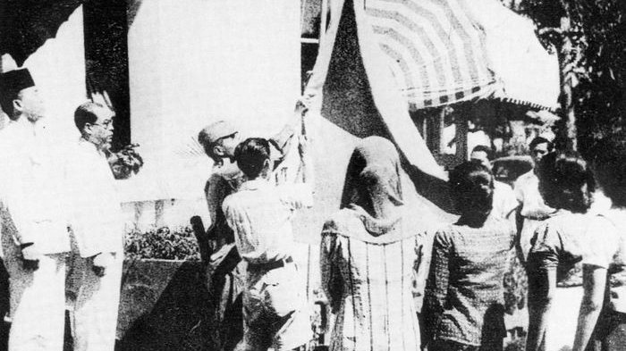 Pengibaran bendera pusaka saat proklamasi 17 Agustus 1945.