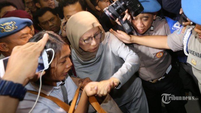 Ratna Sarumpaet saat digiring ke Polda Metro Jaya, Jakarta. Kamis (4/10/2018) Ratna Sarumpat yang sebelumnya diamankan polisi Bandara Soekarno Hatta dicegah keluar negeri oleh imigrasi, Pencegahan Ratna Sarumpaet diduga terkait UU ITE.