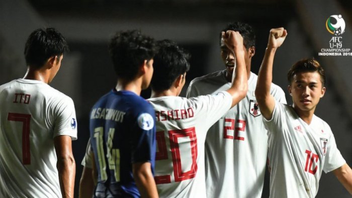 Para pemain timnas U-19 Jepang merayakan kemenangan atas timnas U-19 Thailand pada laga kedua Grup C Piala Asia U019 2018 di Stadion Pakansari, Bogor, Senin (22/10/2018).